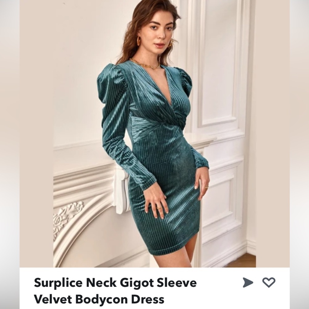 Body con dress with cap sleeves. Velvet